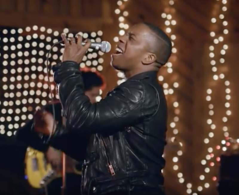 Leslie Odom Jr. – Please Come Home For Christmas (Official Live Video)